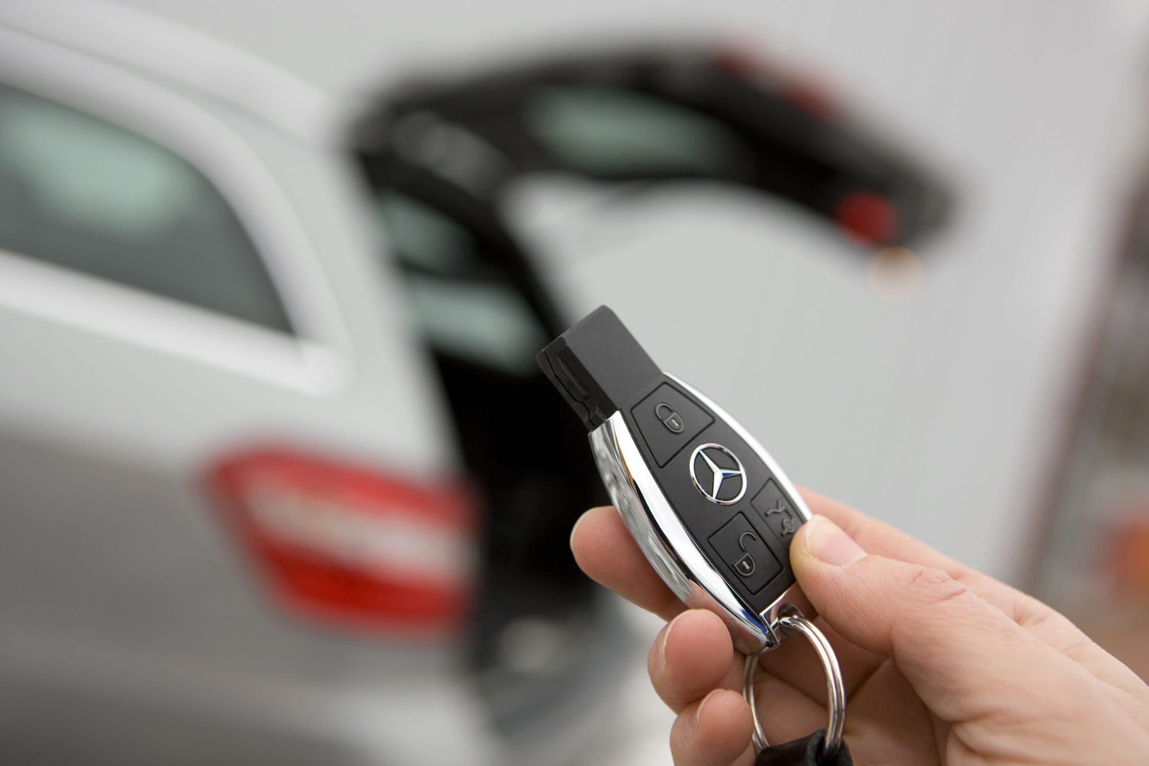 Car keys. Ключи от автомобиля. Ключи от Мерседеса в руке. Ключи от машины Мерседес. Ключ от машины Мерседес Бенц.